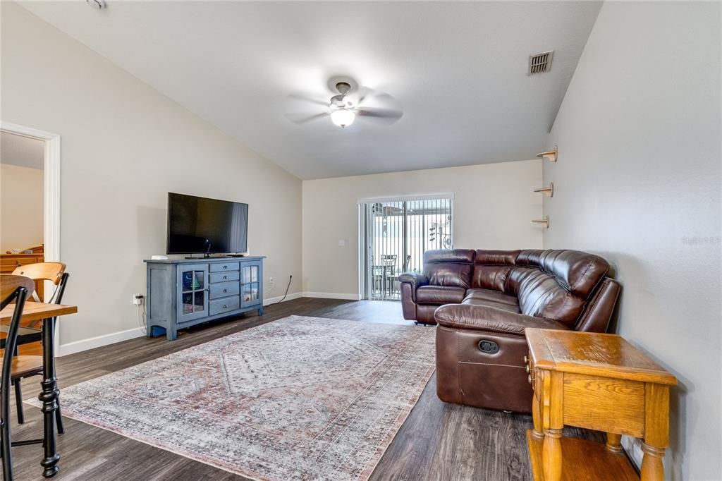 Active With Contract: $330,000 (3 beds, 2 baths, 1424 Square Feet)