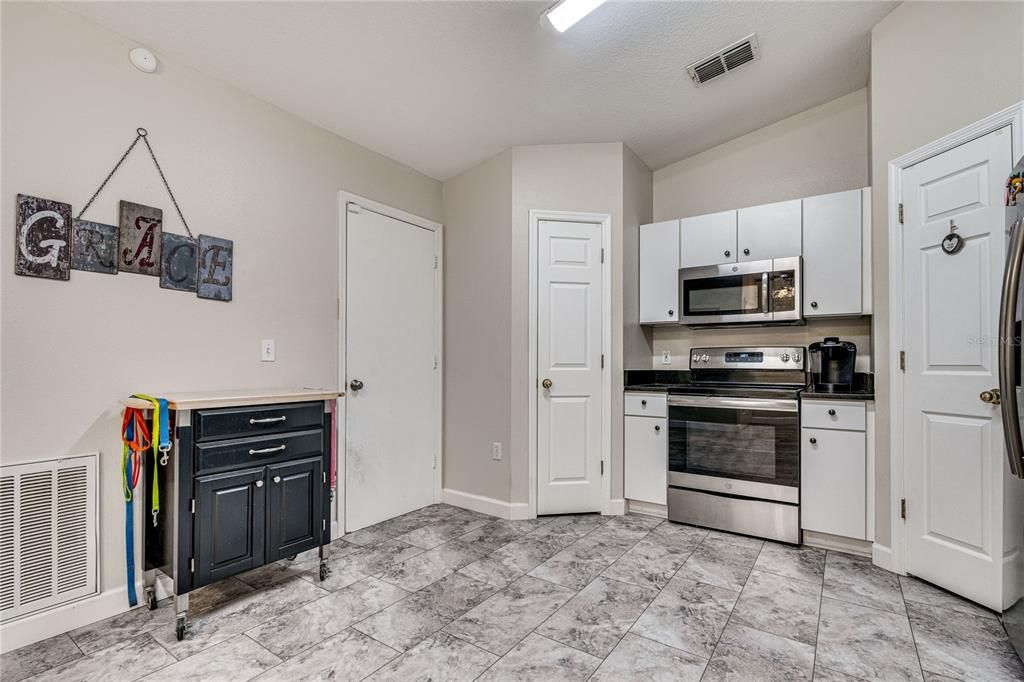 Active With Contract: $330,000 (3 beds, 2 baths, 1424 Square Feet)