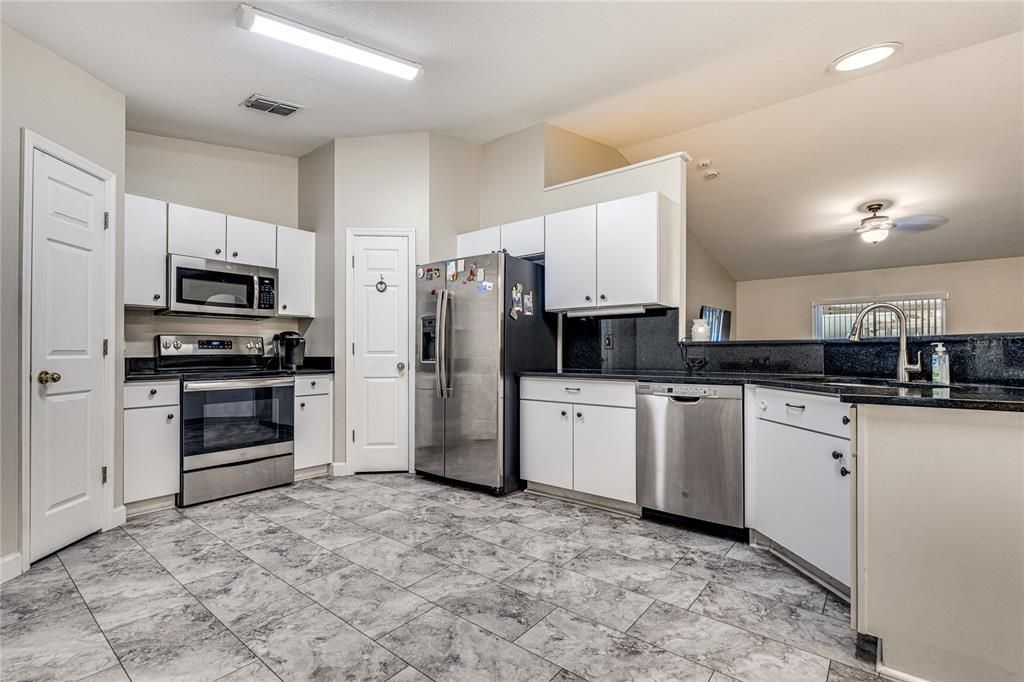 Active With Contract: $330,000 (3 beds, 2 baths, 1424 Square Feet)