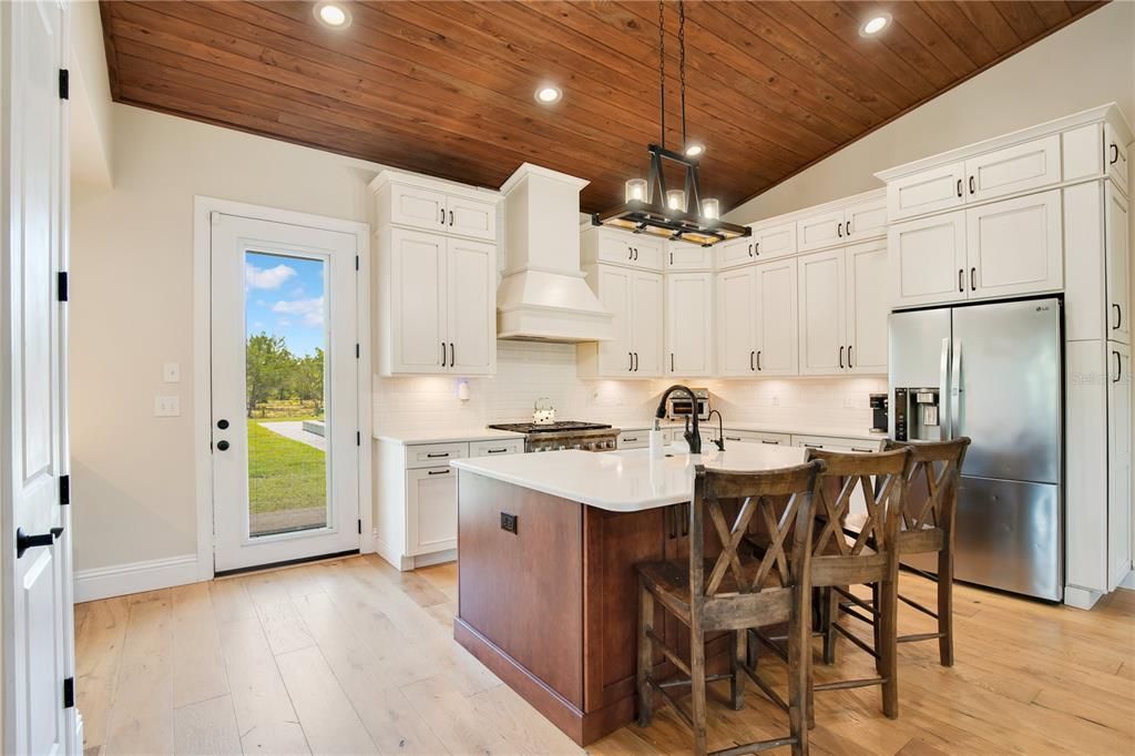 Quartz island with farmhouse sink, Wolfe 6-burner gas stove PLUS separate baking oven