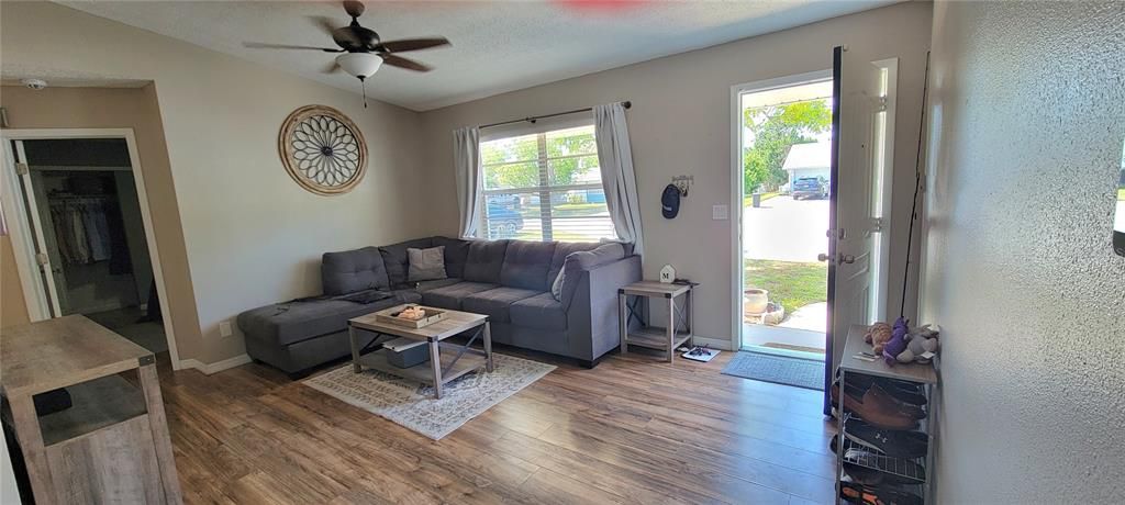 Active With Contract: $239,000 (2 beds, 1 baths, 792 Square Feet)