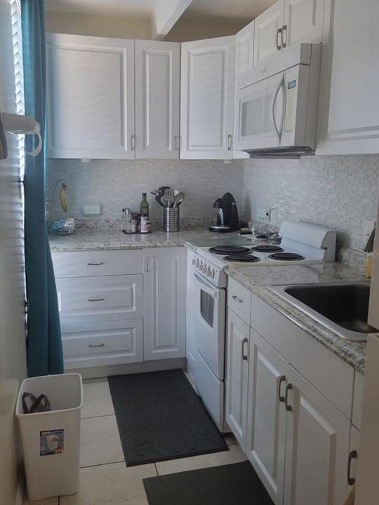 Active With Contract: $115,000 (1 beds, 1 baths, 648 Square Feet)