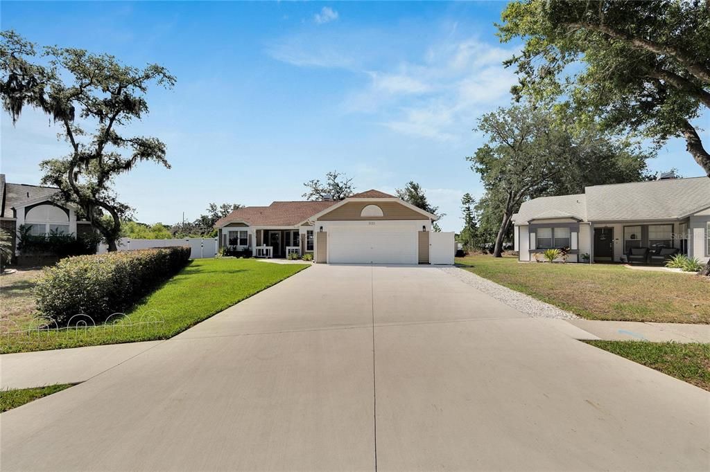 Active With Contract: $420,000 (3 beds, 2 baths, 1652 Square Feet)