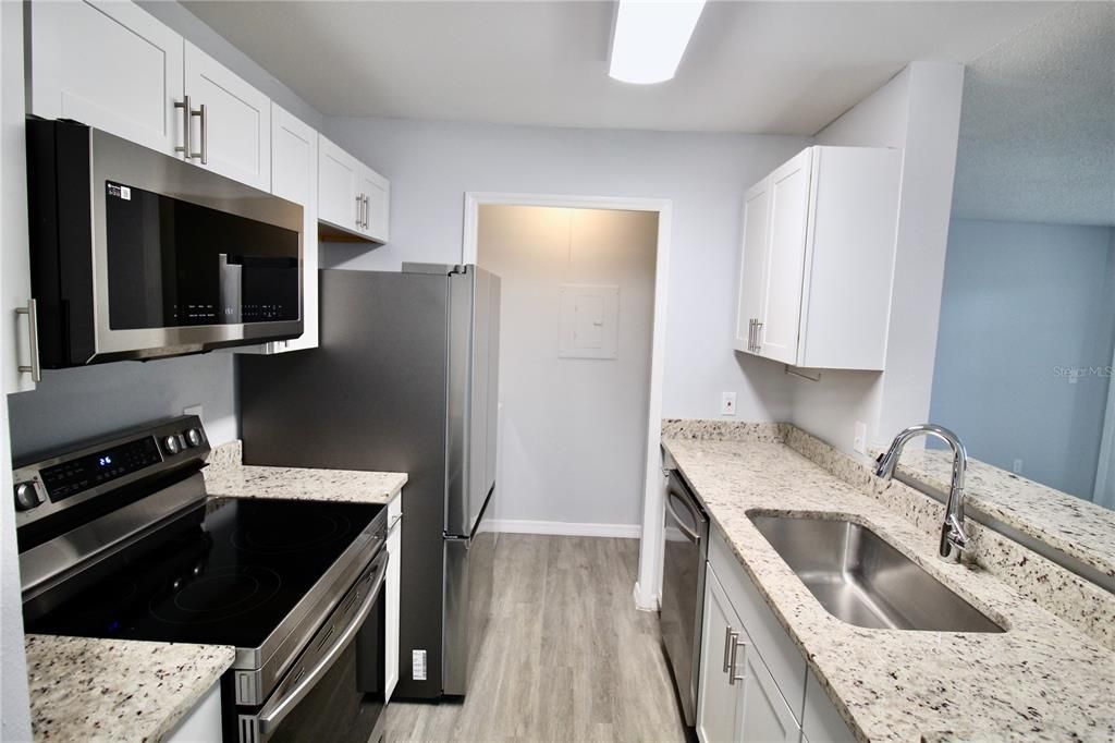For Sale: $169,900 (1 beds, 1 baths, 722 Square Feet)