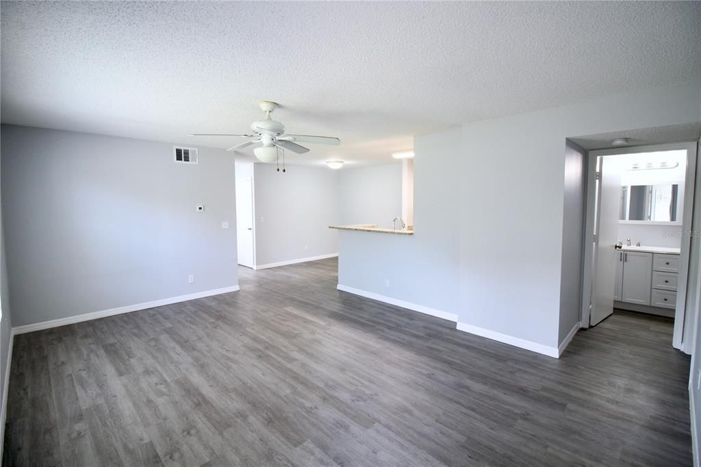 For Sale: $169,900 (1 beds, 1 baths, 722 Square Feet)