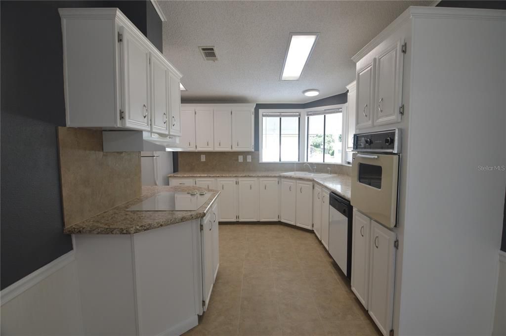 For Sale: $165,000 (2 beds, 2 baths, 1292 Square Feet)