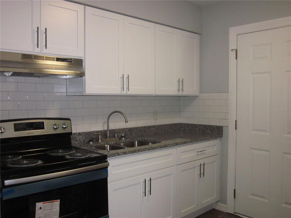 For Rent: $1,400 (2 beds, 1 baths, 702 Square Feet)