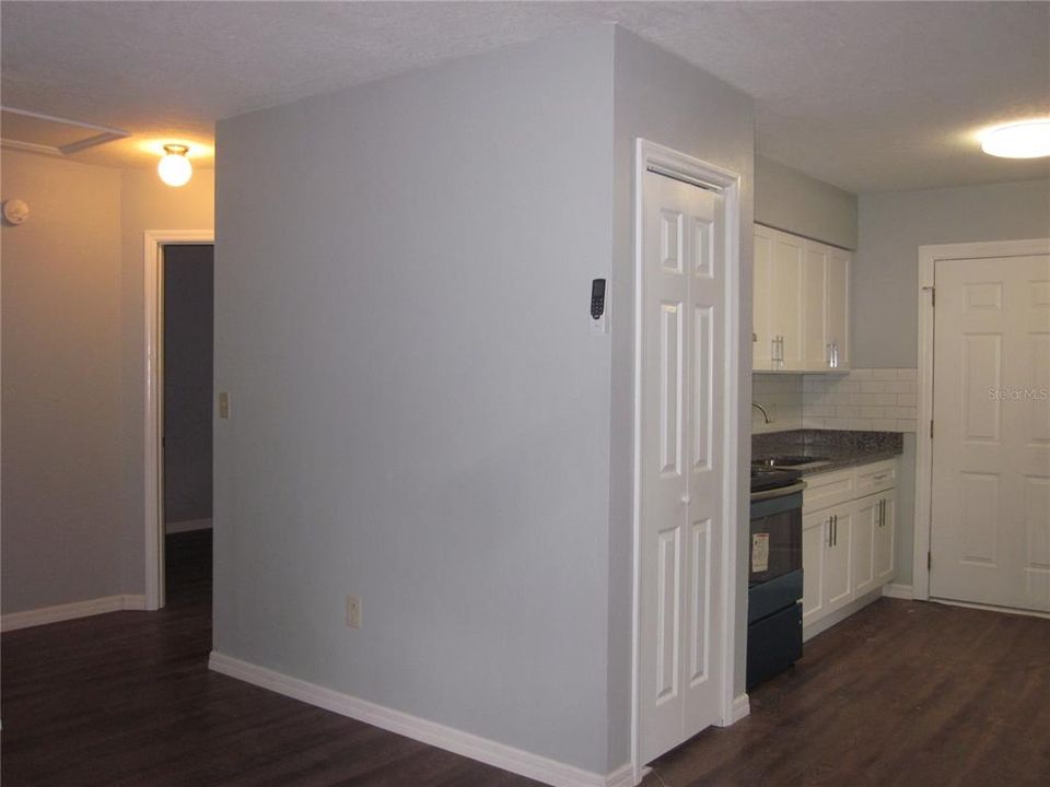 For Rent: $1,400 (2 beds, 1 baths, 702 Square Feet)