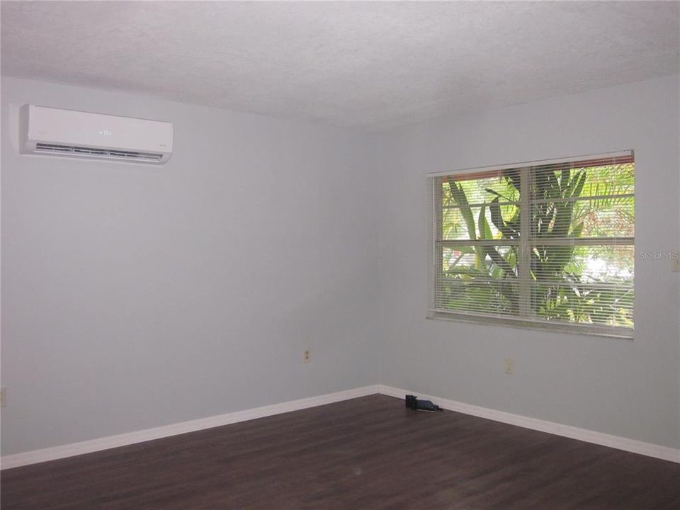 For Rent: $1,400 (2 beds, 1 baths, 702 Square Feet)