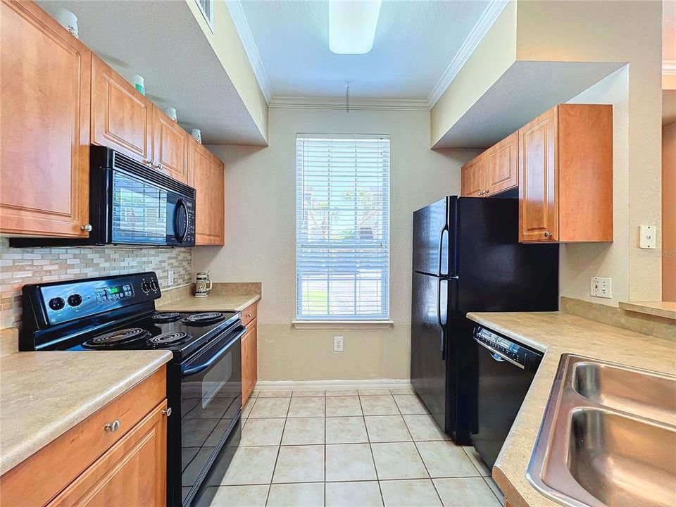 Active With Contract: $205,000 (1 beds, 1 baths, 848 Square Feet)