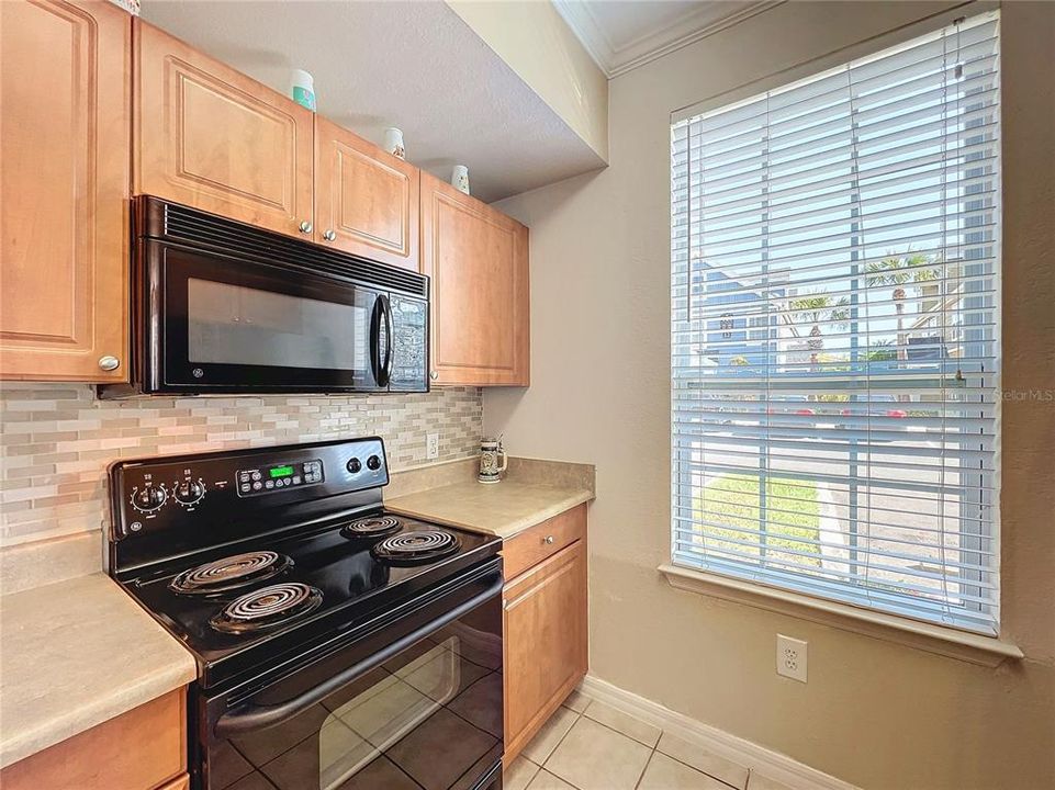 Active With Contract: $205,000 (1 beds, 1 baths, 848 Square Feet)