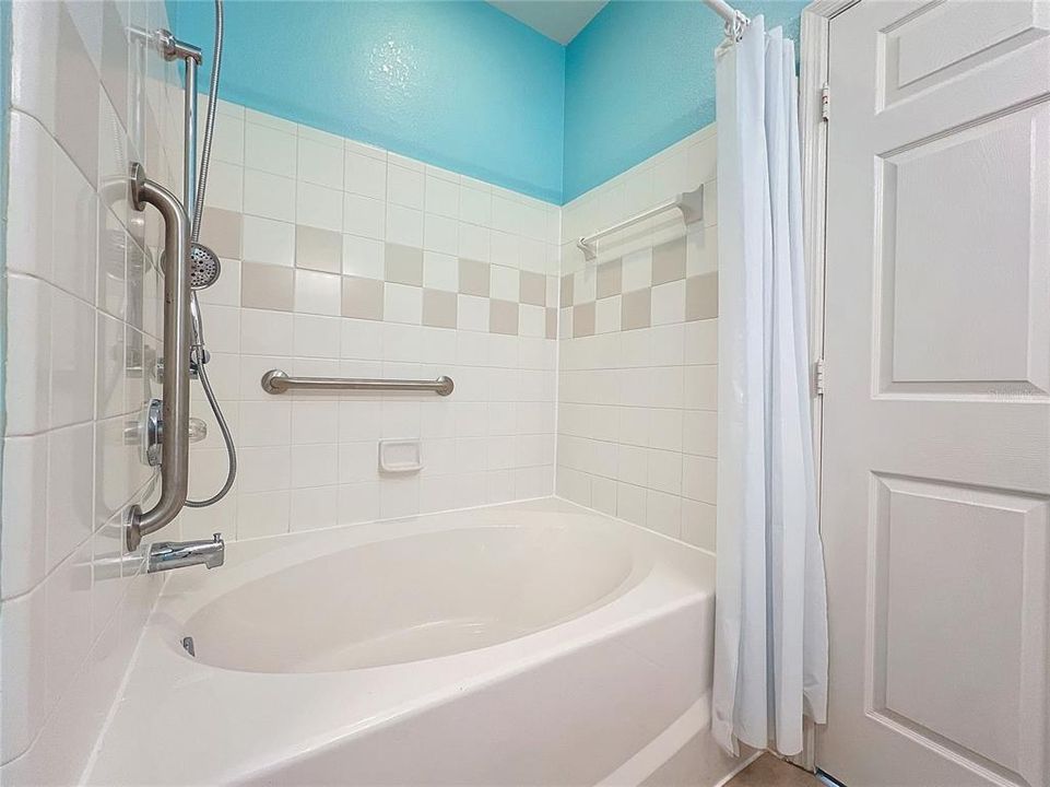 Active With Contract: $205,000 (1 beds, 1 baths, 848 Square Feet)