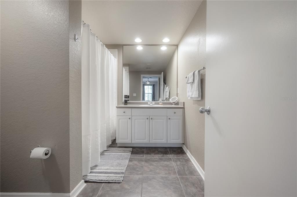 Active With Contract: $2,975 (2 beds, 2 baths, 1231 Square Feet)