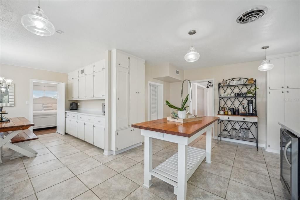 For Sale: $389,000 (3 beds, 2 baths, 2211 Square Feet)