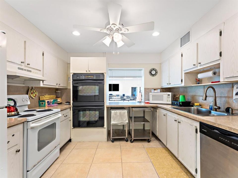 Active With Contract: $199,000 (2 beds, 2 baths, 1545 Square Feet)