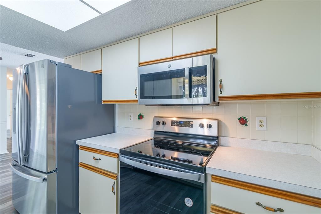 For Sale: $215,000 (2 beds, 2 baths, 1008 Square Feet)