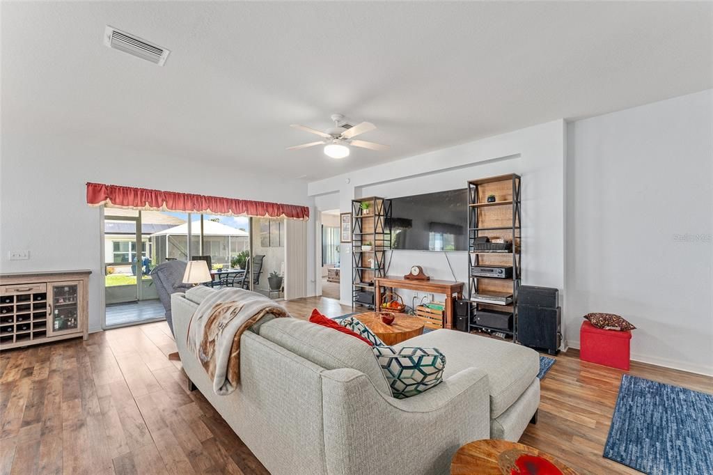 For Sale: $345,000 (3 beds, 2 baths, 1720 Square Feet)