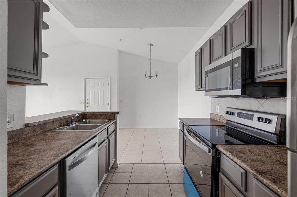 Active With Contract: $1,450 (1 beds, 1 baths, 731 Square Feet)