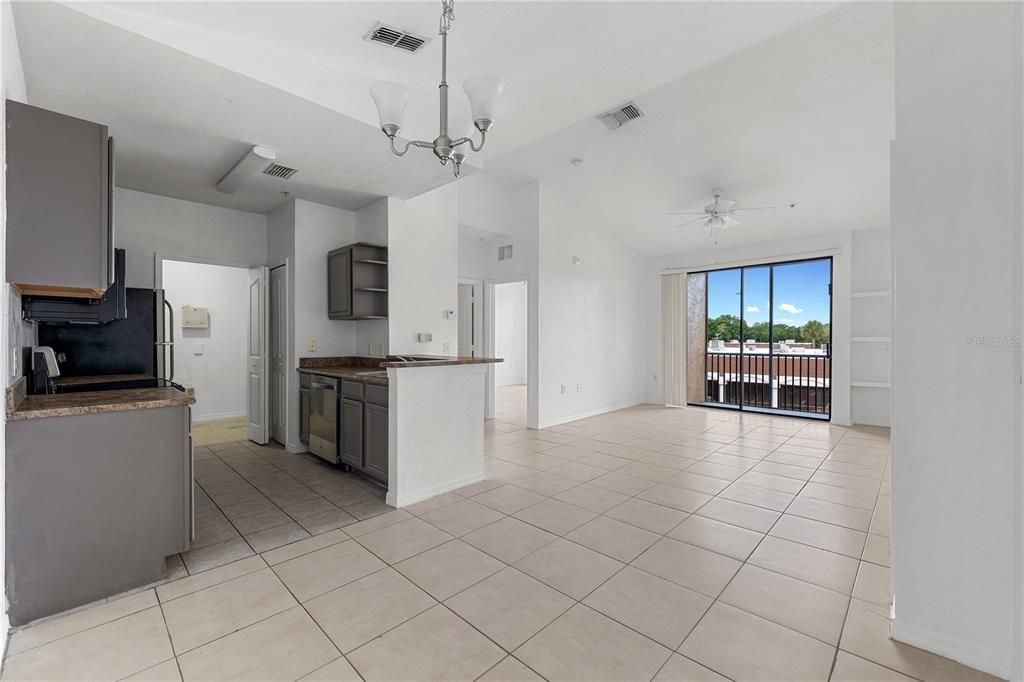 Active With Contract: $1,450 (1 beds, 1 baths, 731 Square Feet)