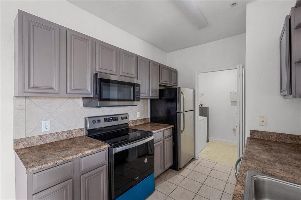 Active With Contract: $1,450 (1 beds, 1 baths, 731 Square Feet)