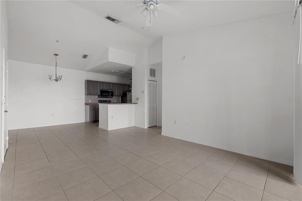 Active With Contract: $1,450 (1 beds, 1 baths, 731 Square Feet)