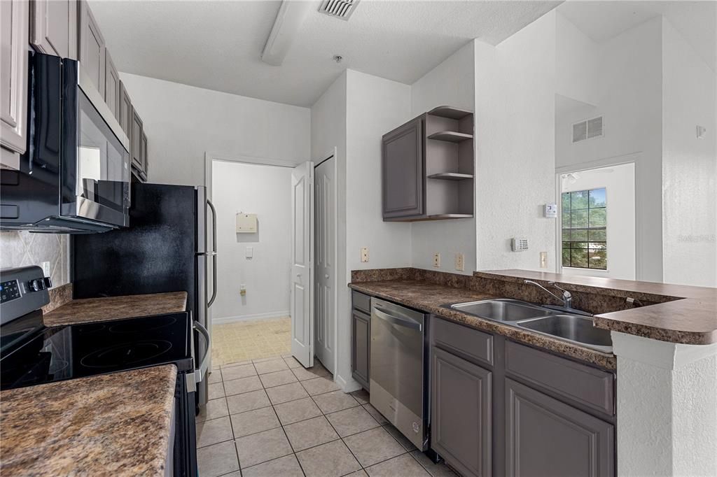 Active With Contract: $1,450 (1 beds, 1 baths, 731 Square Feet)