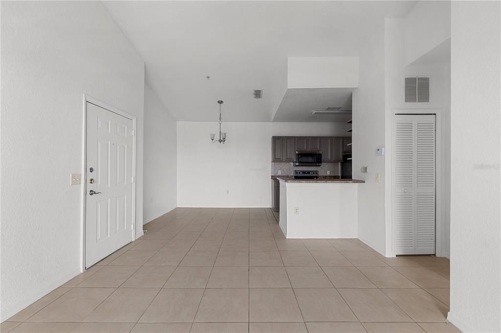 Active With Contract: $1,450 (1 beds, 1 baths, 731 Square Feet)