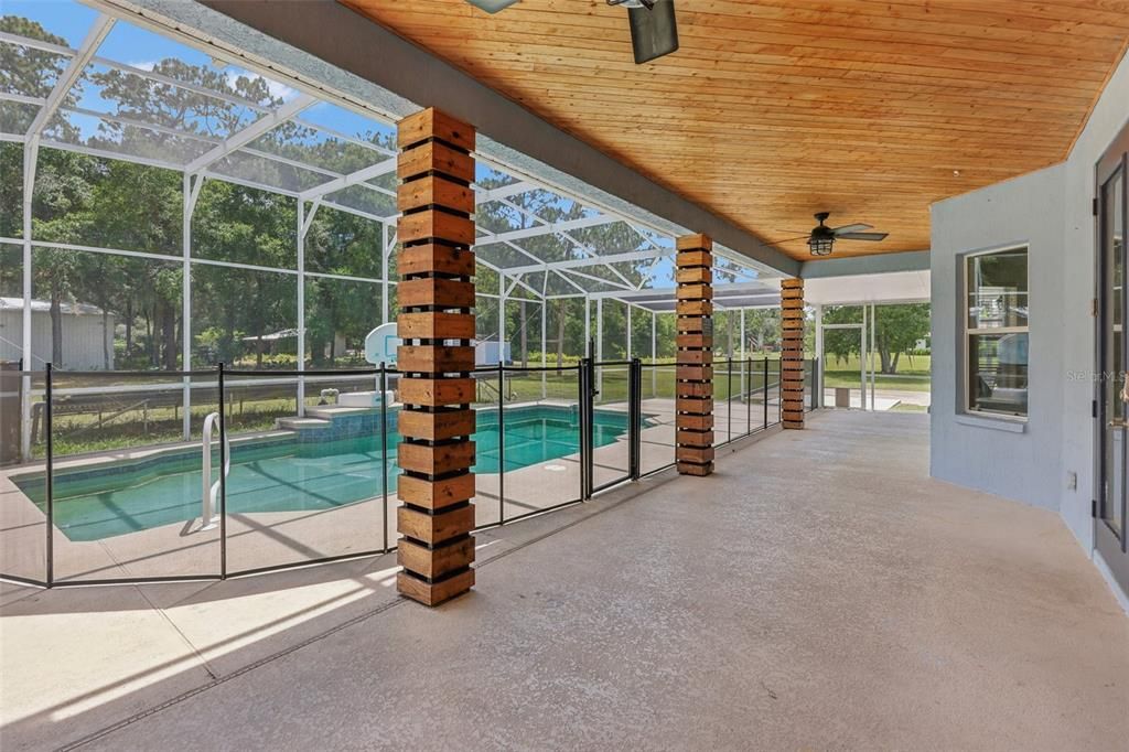 Gorgeous pool/porch