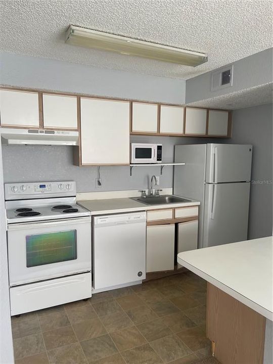 Active With Contract: $1,325 (1 beds, 1 baths, 530 Square Feet)