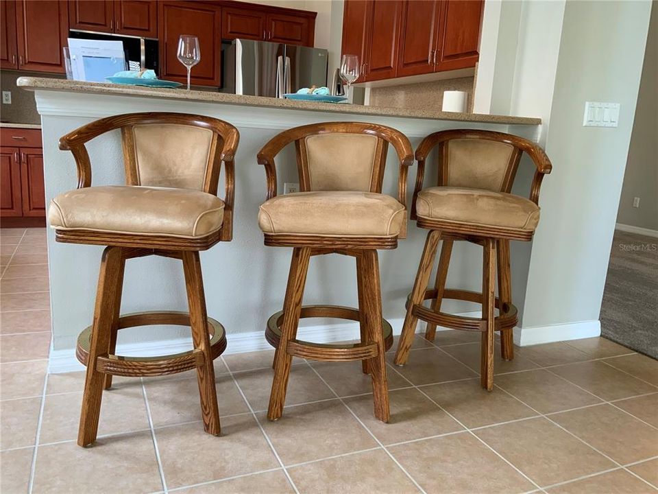 SERVING BAR FOR 3 0R 4 BAR STOOLS