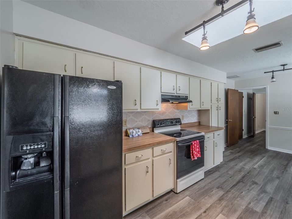 For Sale: $310,000 (3 beds, 2 baths, 1528 Square Feet)