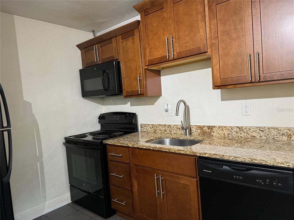 For Rent: $1,750 (2 beds, 1 baths, 780 Square Feet)