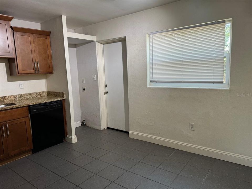 For Rent: $1,750 (2 beds, 1 baths, 780 Square Feet)