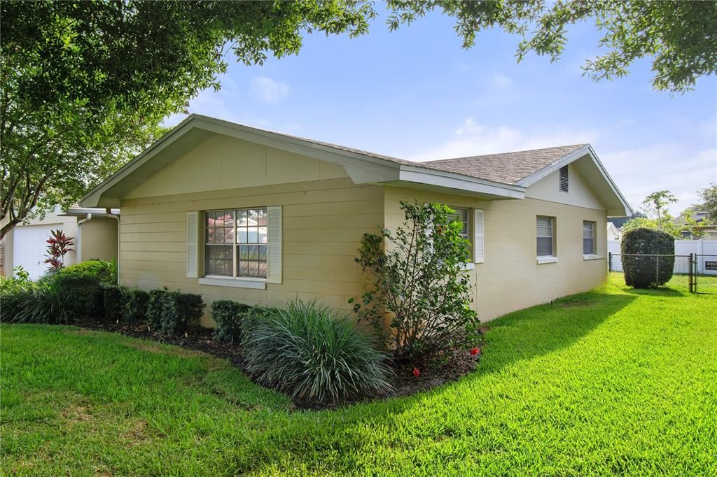 Active With Contract: $309,995 (3 beds, 2 baths, 1806 Square Feet)