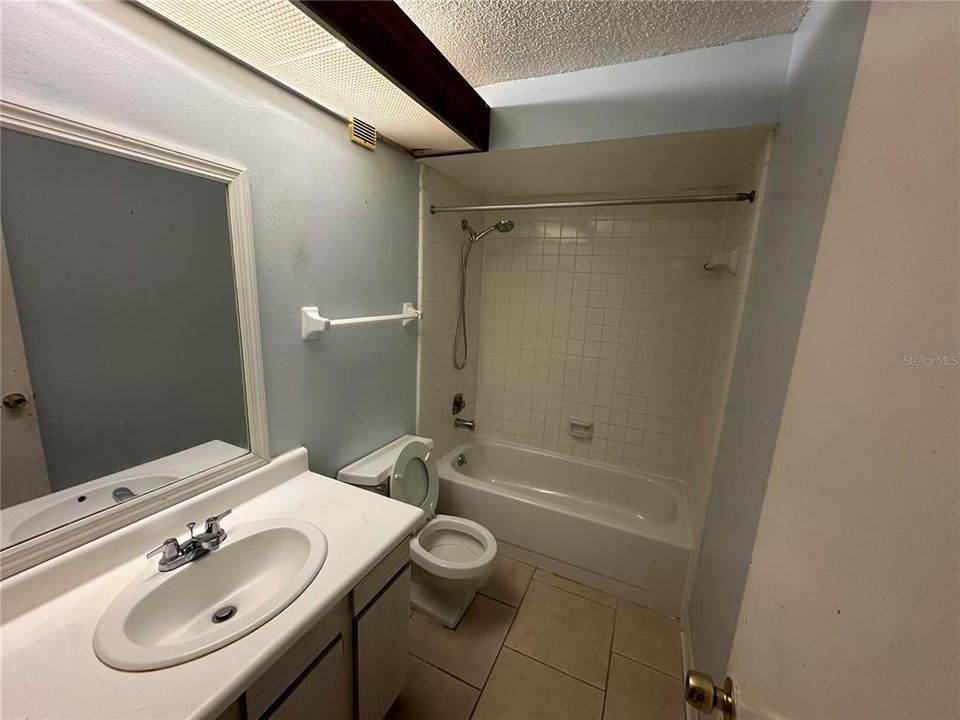 合同活跃: $1,340 (2 贝兹, 2 浴室, 1018 平方英尺)