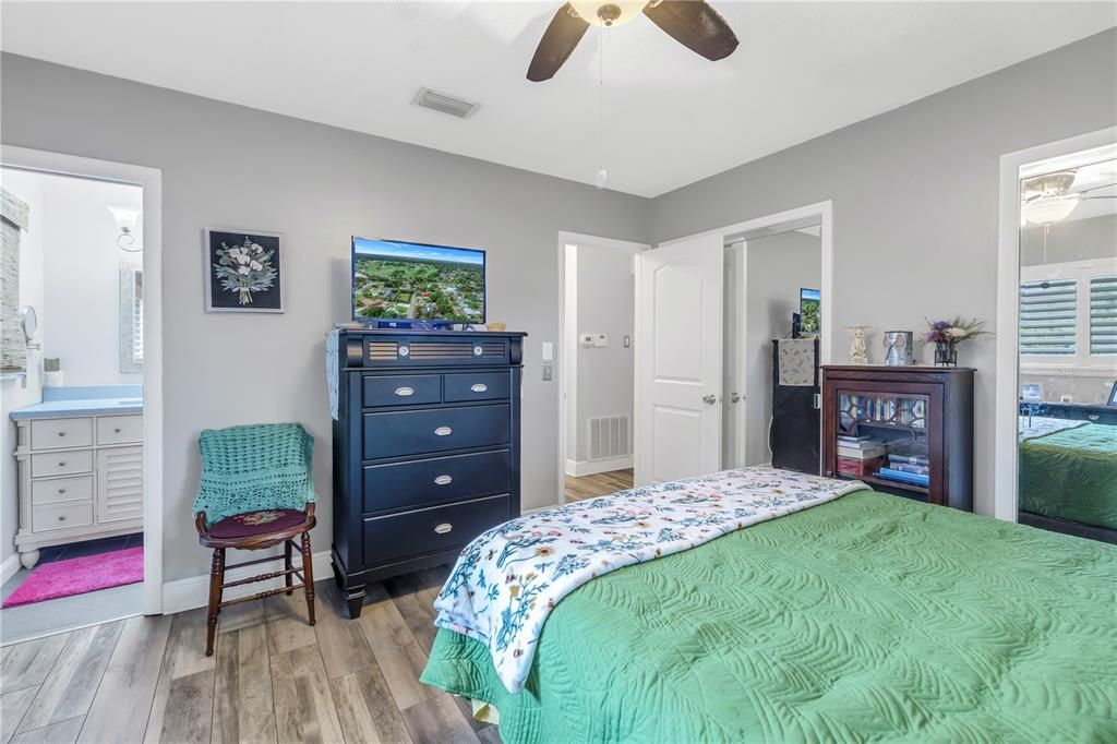 Active With Contract: $359,900 (2 beds, 2 baths, 1171 Square Feet)