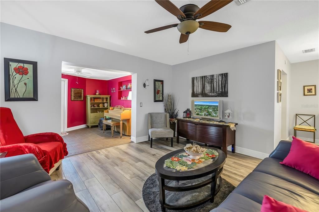 Active With Contract: $359,900 (2 beds, 2 baths, 1171 Square Feet)