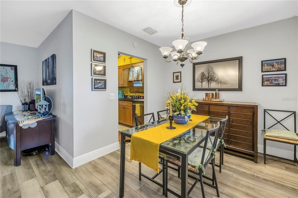 Active With Contract: $359,900 (2 beds, 2 baths, 1171 Square Feet)