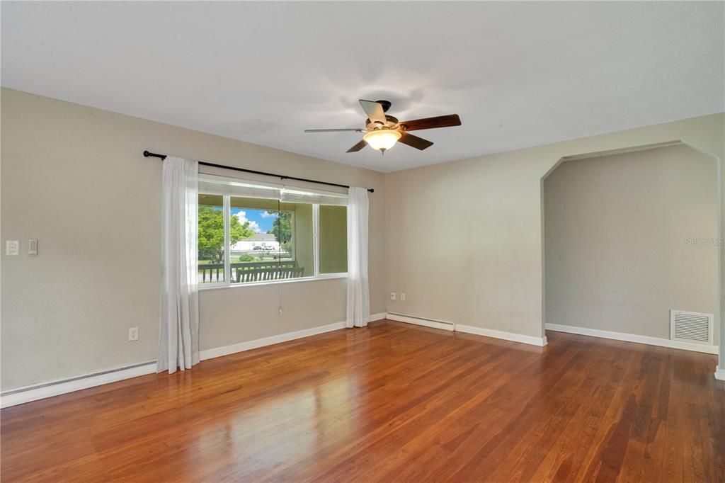 For Sale: $300,000 (3 beds, 1 baths, 1181 Square Feet)