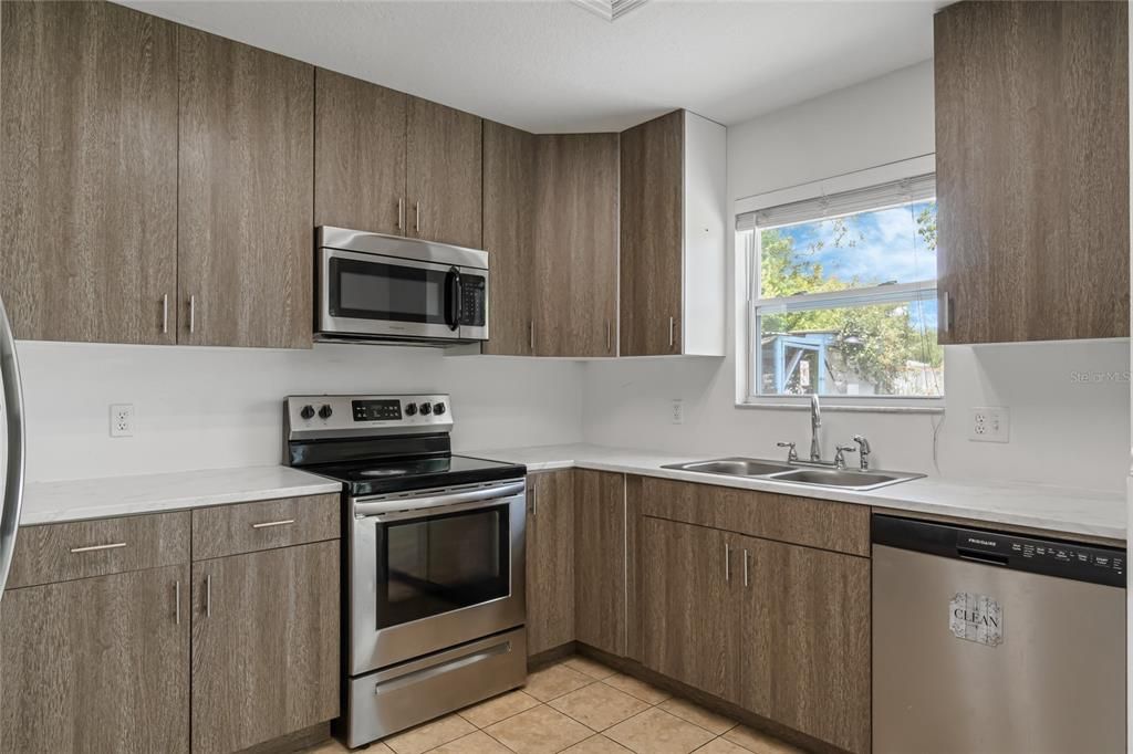 For Sale: $319,500 (2 beds, 2 baths, 1040 Square Feet)