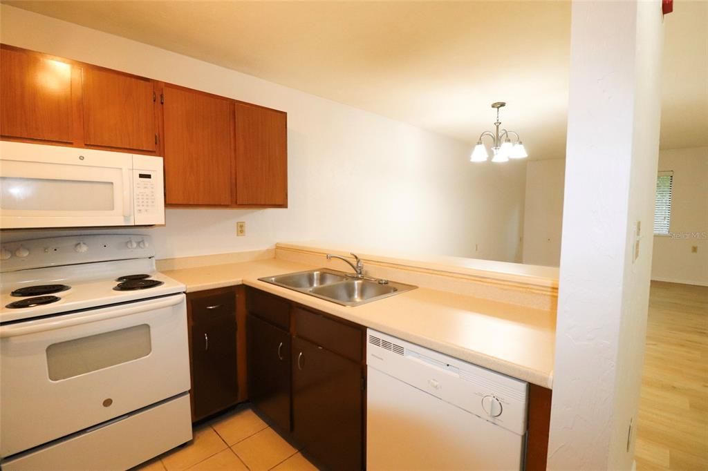 For Sale: $140,000 (2 beds, 2 baths, 874 Square Feet)