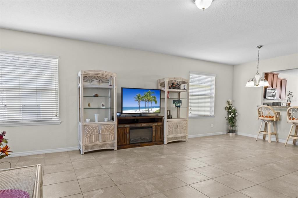 Active With Contract: $349,900 (3 beds, 2 baths, 1758 Square Feet)