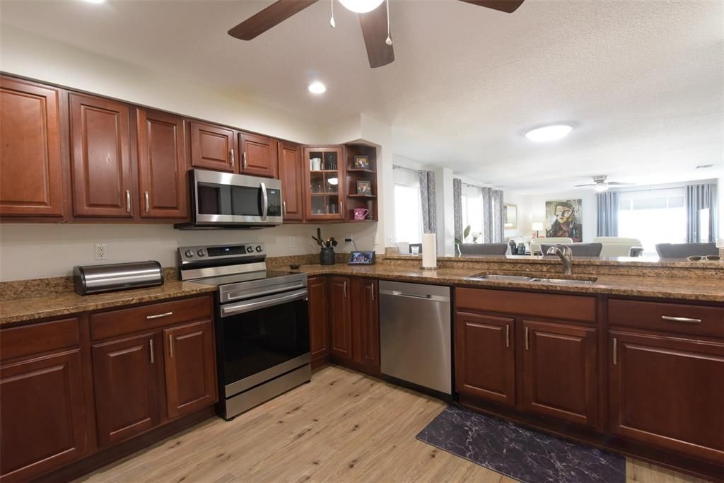 For Sale: $399,900 (2 beds, 2 baths, 1334 Square Feet)