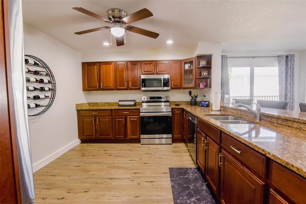 For Sale: $399,900 (2 beds, 2 baths, 1334 Square Feet)