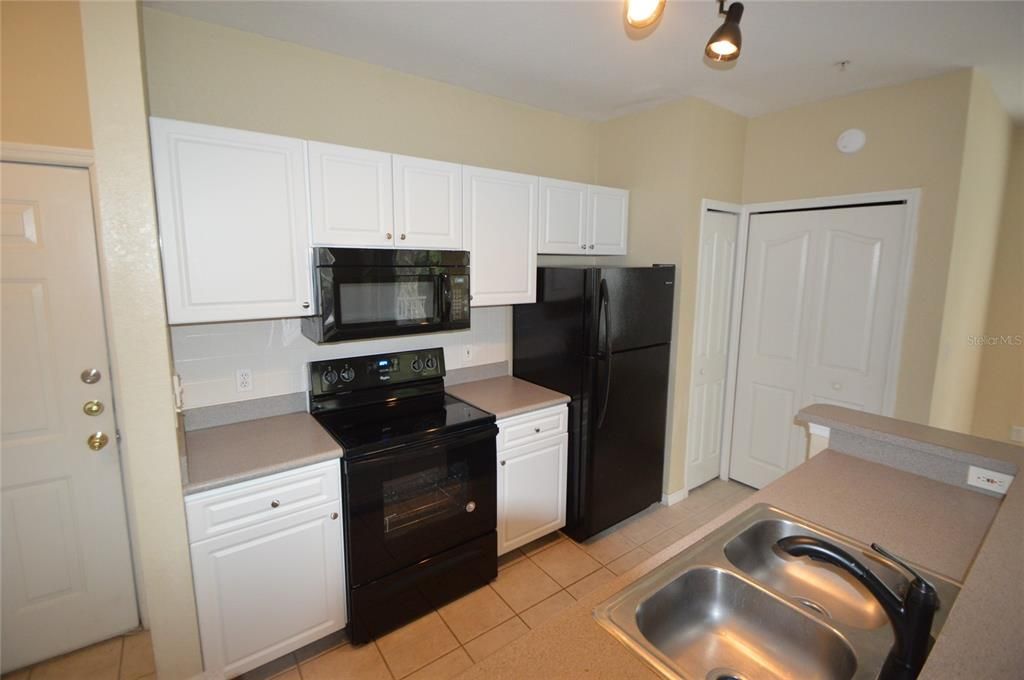 For Sale: $154,000 (1 beds, 1 baths, 691 Square Feet)