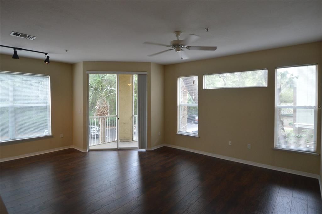 For Sale: $154,000 (1 beds, 1 baths, 691 Square Feet)