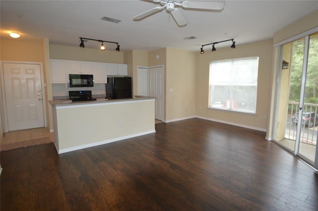 For Sale: $154,000 (1 beds, 1 baths, 691 Square Feet)