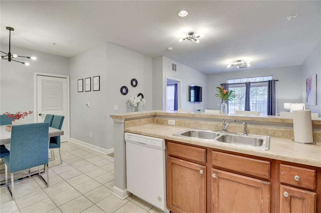 Active With Contract: $234,000 (2 beds, 2 baths, 1080 Square Feet)