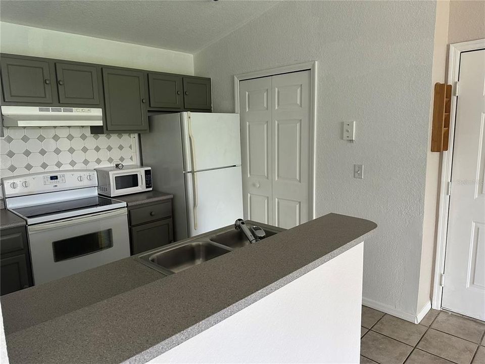 For Rent: $1,400 (1 beds, 1 baths, 558 Square Feet)