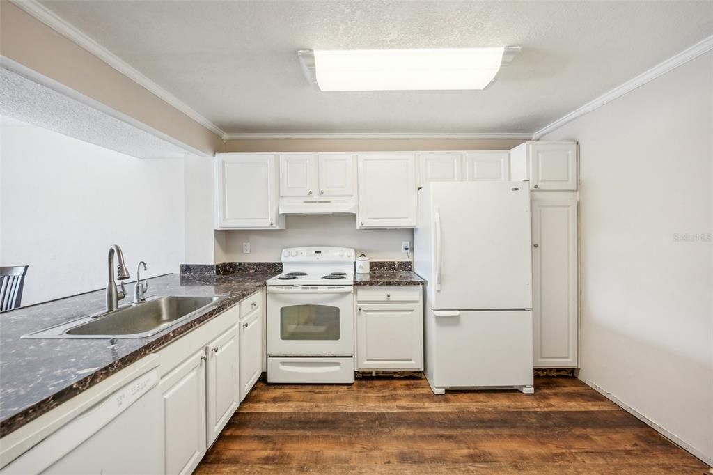 For Sale: $210,000 (2 beds, 1 baths, 880 Square Feet)